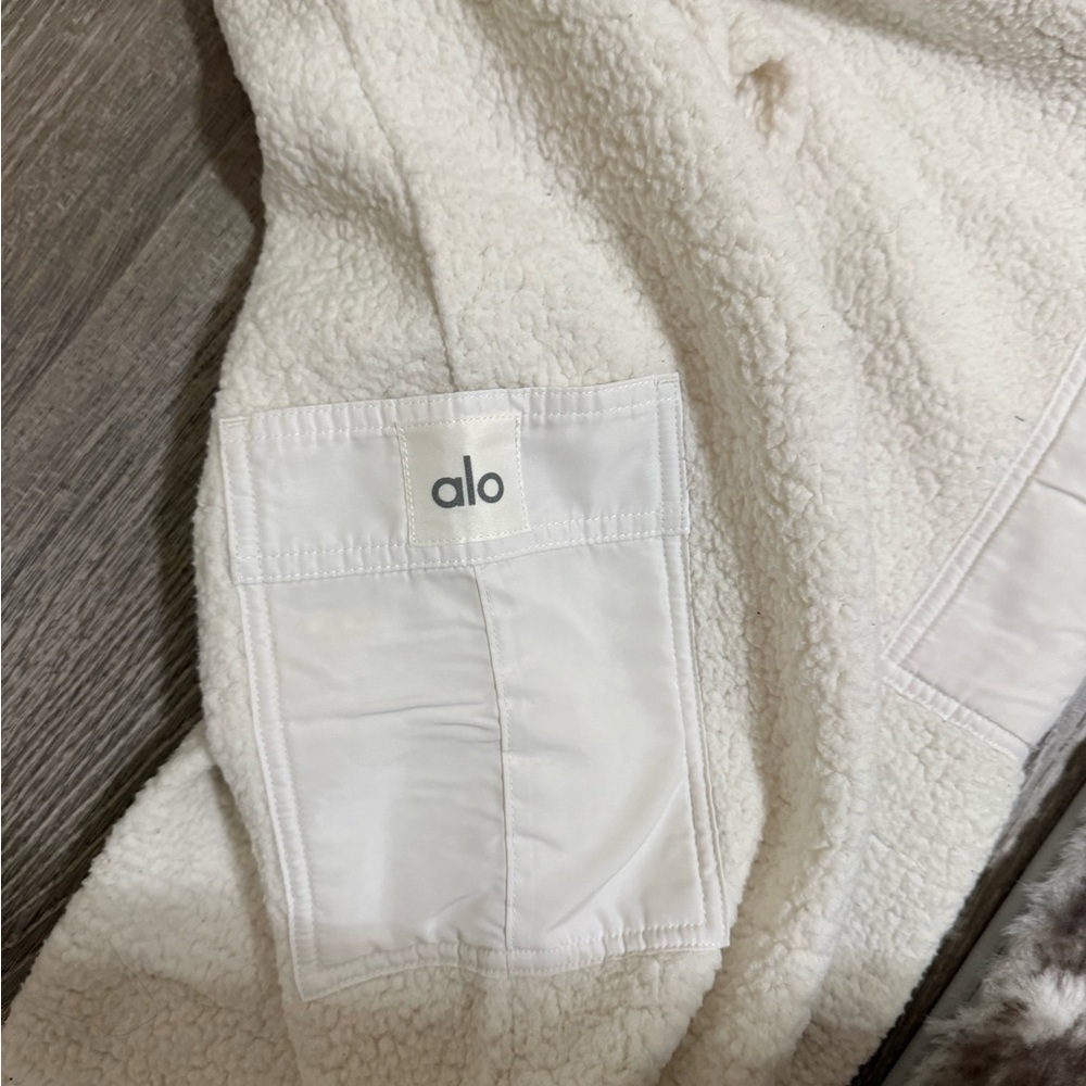 ALO fleece sweatpants. Size xs - Picture 2 of 3